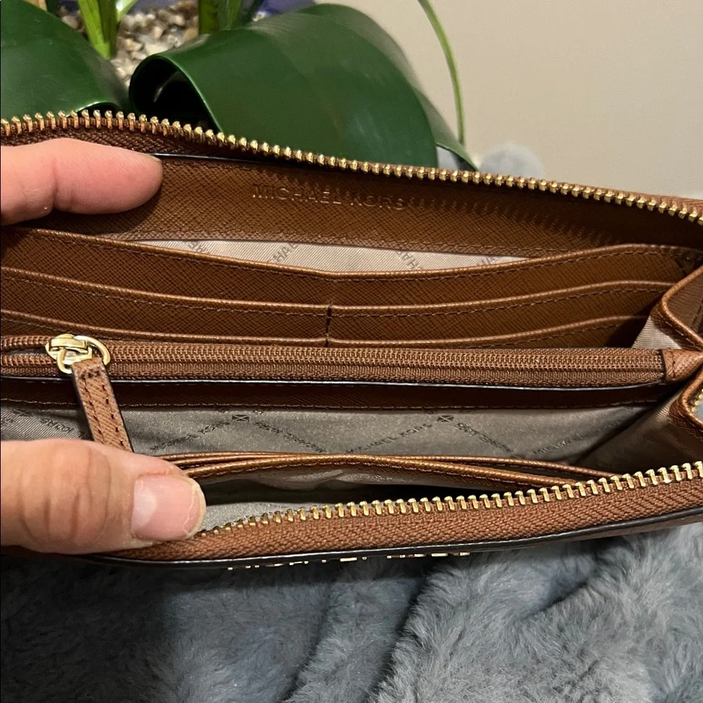 Michael Kors Continental Brown Wallet GUC retail $159 - Picture 7 of 9